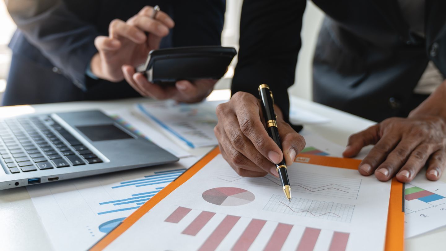 Deudas. Dos personas revisando gráficos y cifras