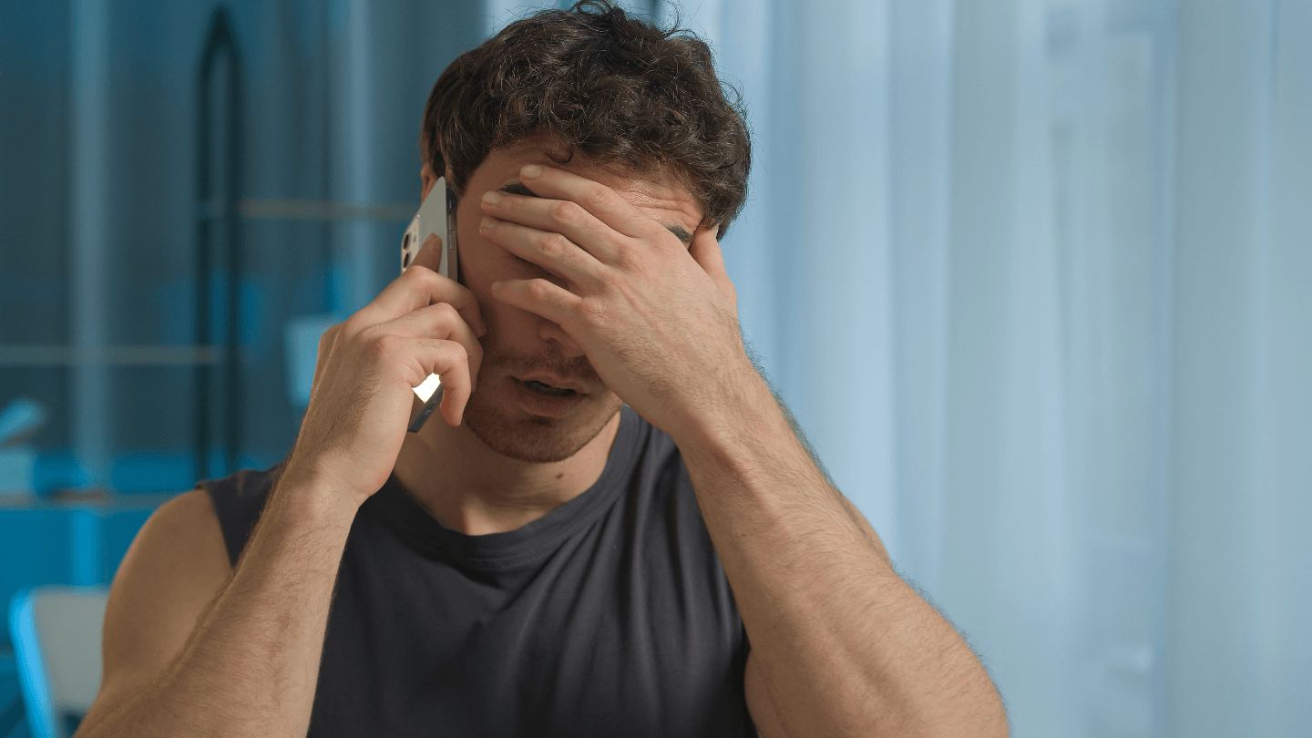 Cobranza extrajudicial. Hombre estresado hablando por teléfono