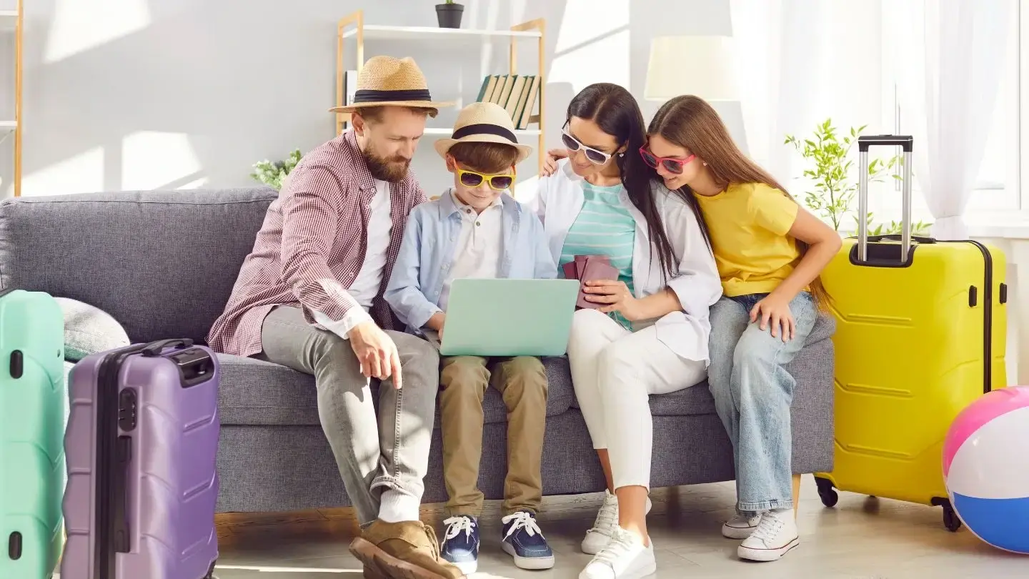 ¿Cómo evitar el sobreendeudamiento en vacaciones de verano? Familia planeando sus vacaciones