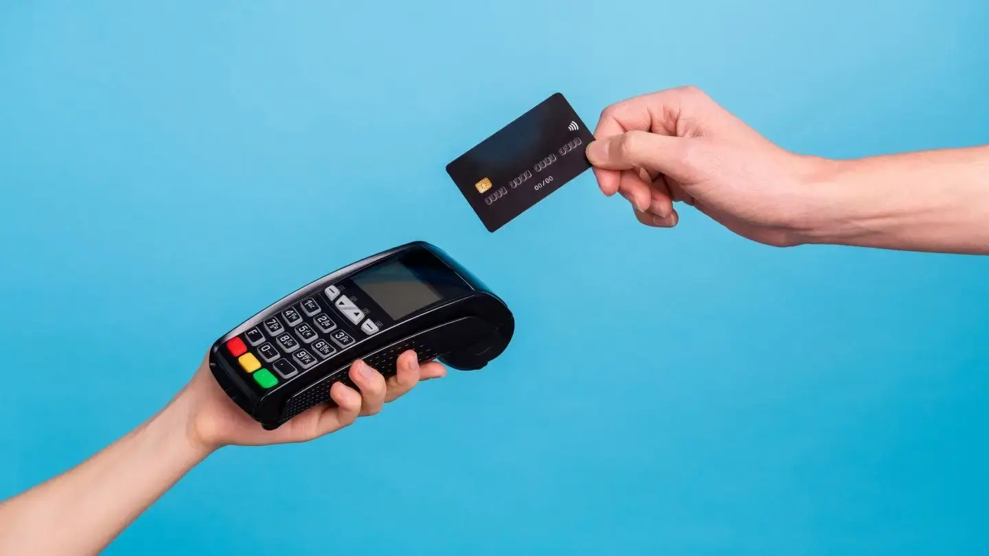Deudas con tarjeta de crédito. Persona activando tarjeta en máquina de pago