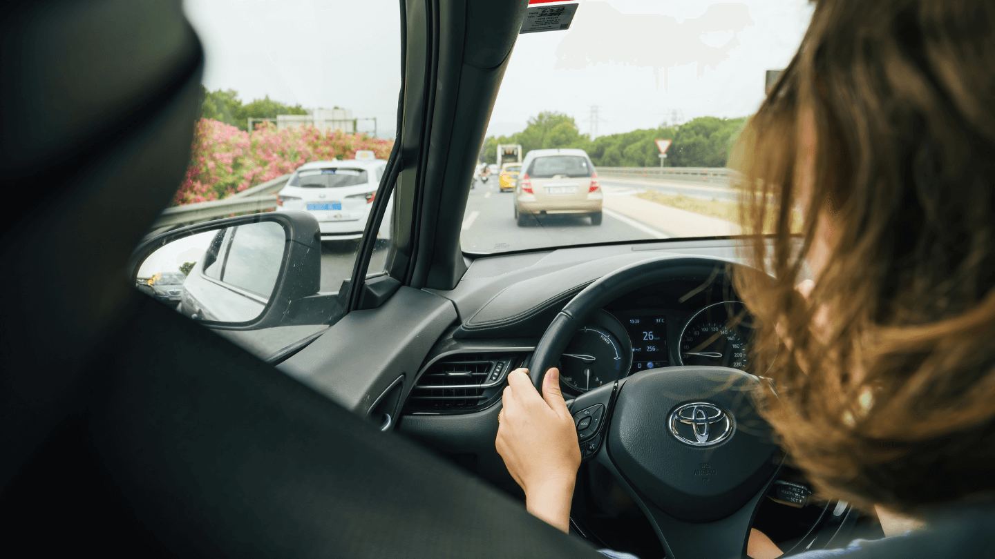 Deudas del TAG. Mujer conduciendo por la autopista