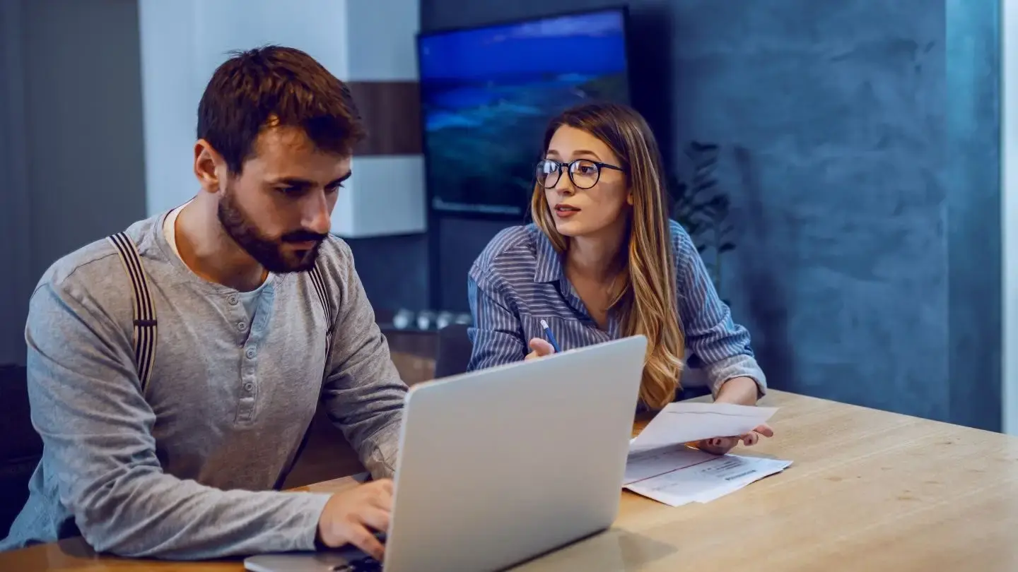 Deudas son la mayor preocupación de los chilenos- Pareja revisando un computador