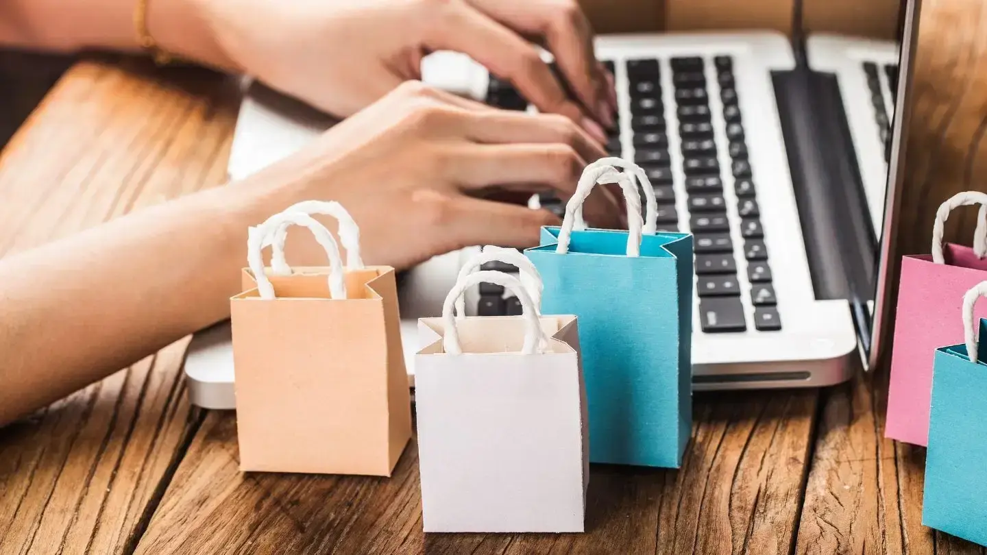 Cyber Monday 2025. Mini bolsas de compras y un notebook