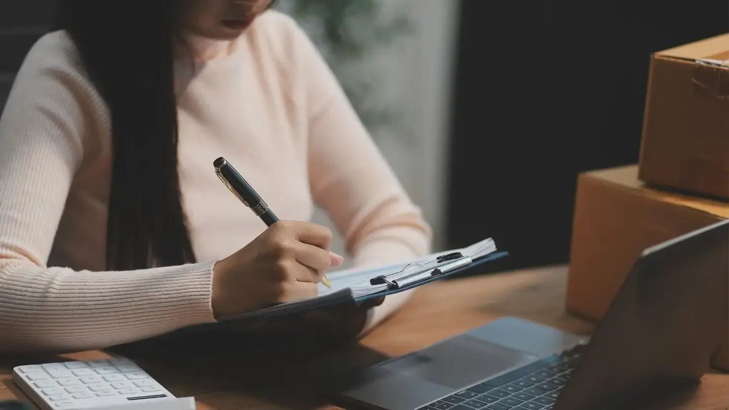 Qué es el Crédito Fogain, mujer leyendo un documento