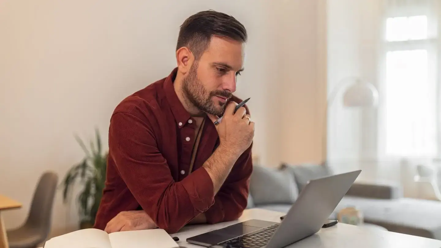 Qué es el derecho de prenda general. Hombre pensando mirando notebook