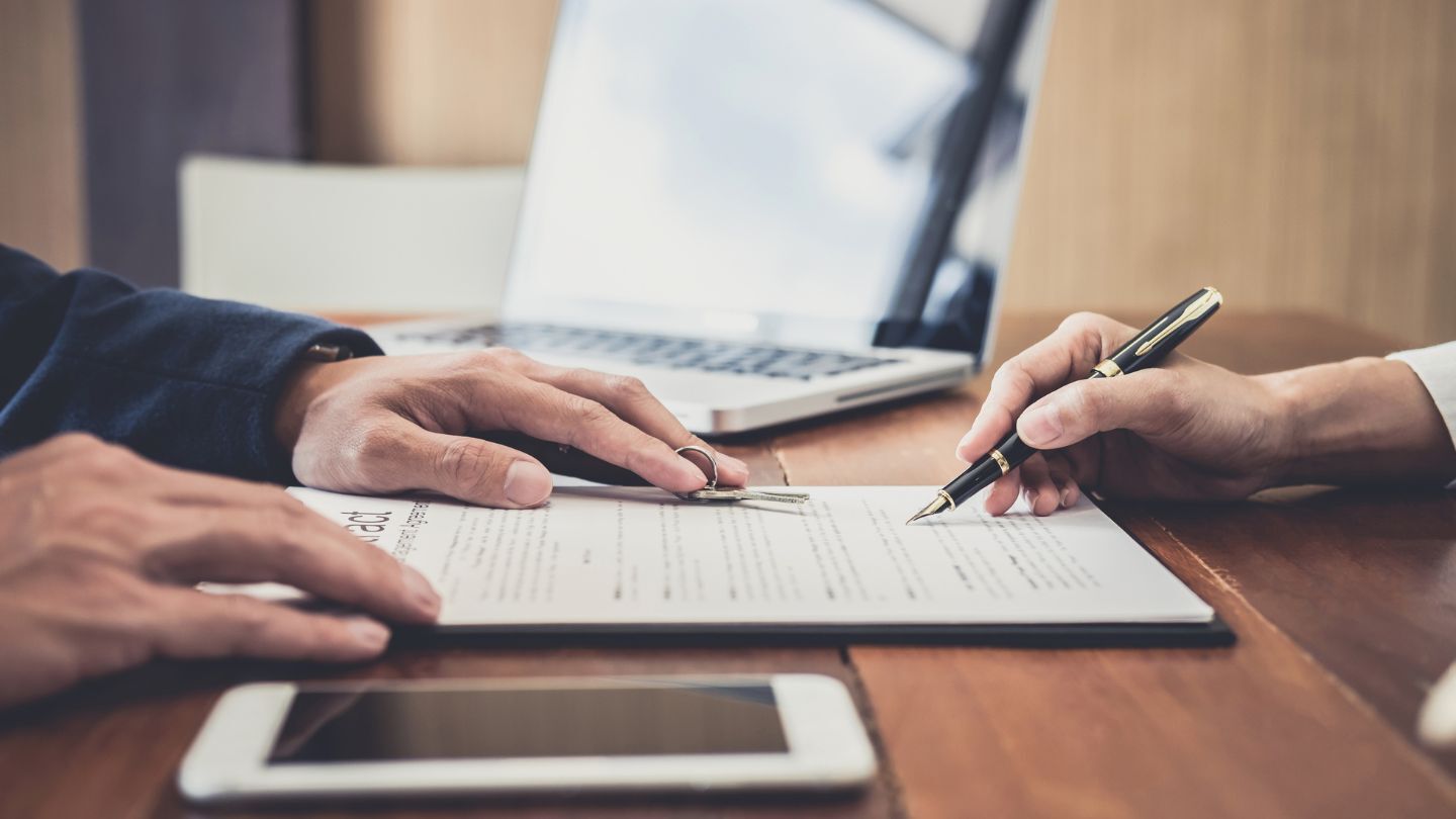 Qué es leasing, dos personas a punto de firmar un contrato