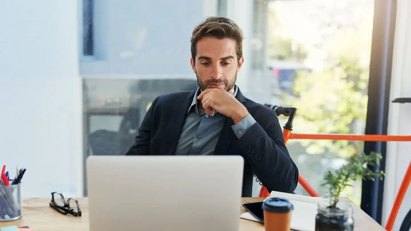 Qué es un aval en Chile y cómo se diferencia del socio. Hombre pensando