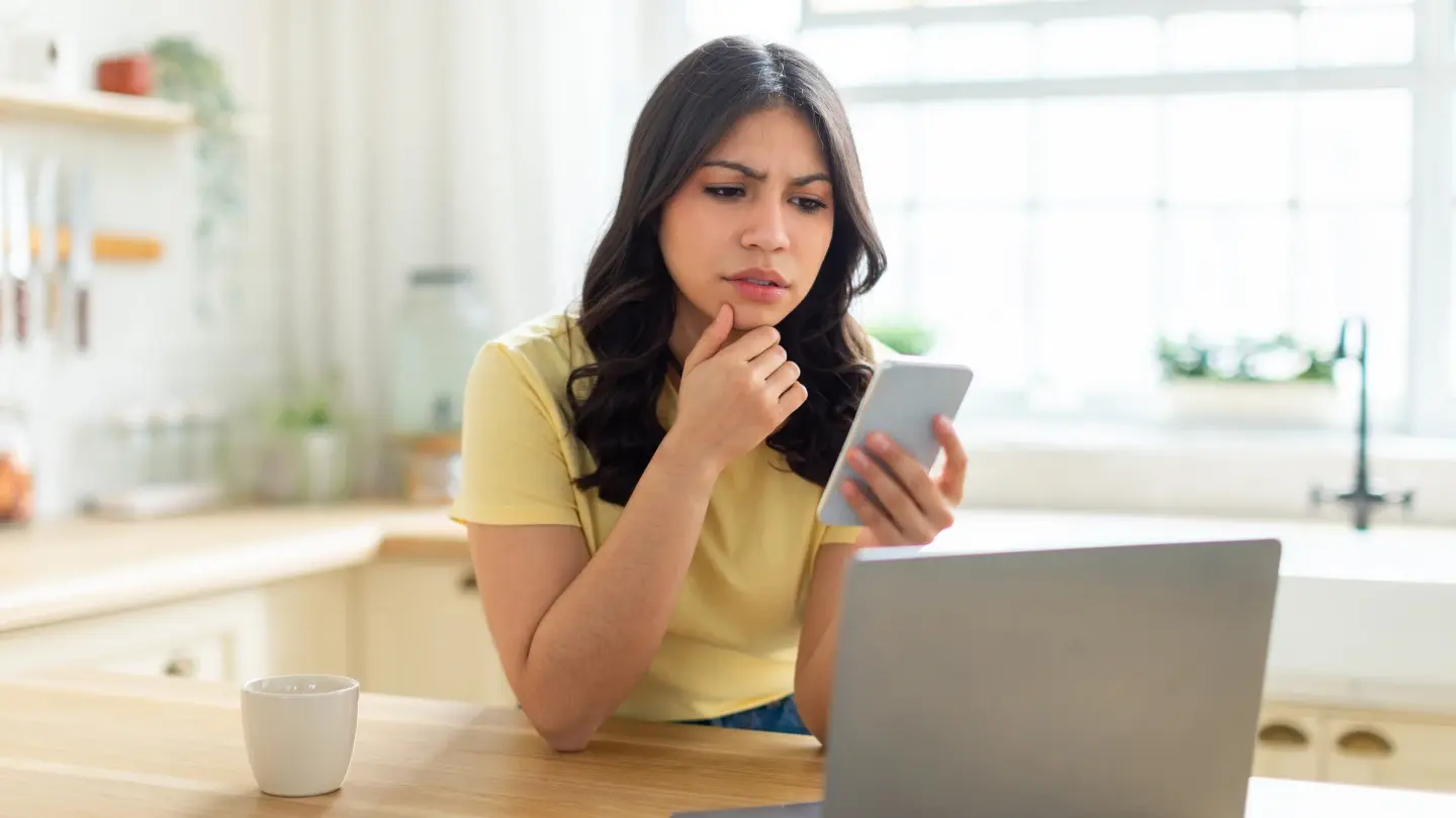 ¿Qué es el&nbsp;incidente de nulidad? Mujer pensativa mirando su celular