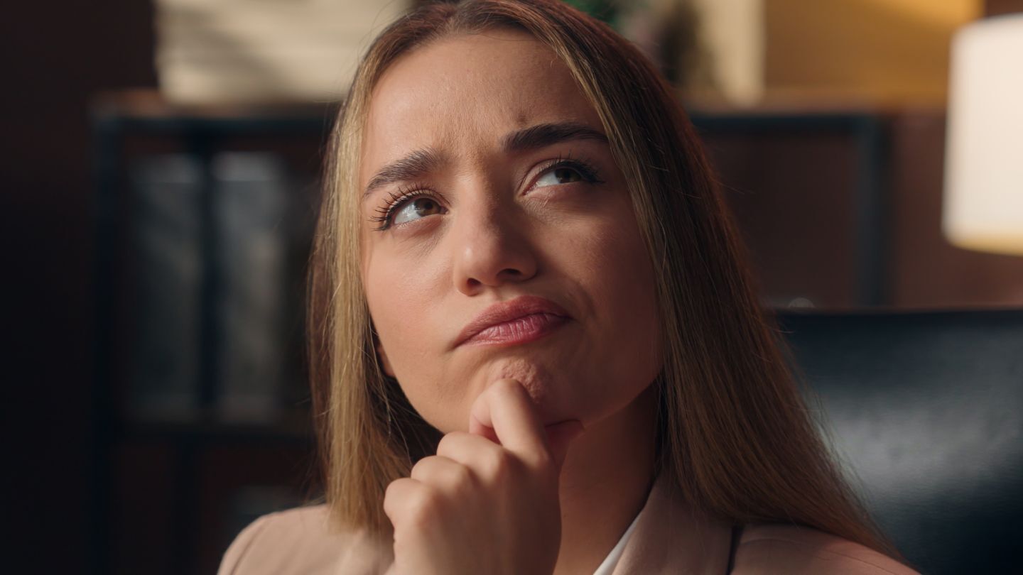 Renegociar. Mujer pensativa