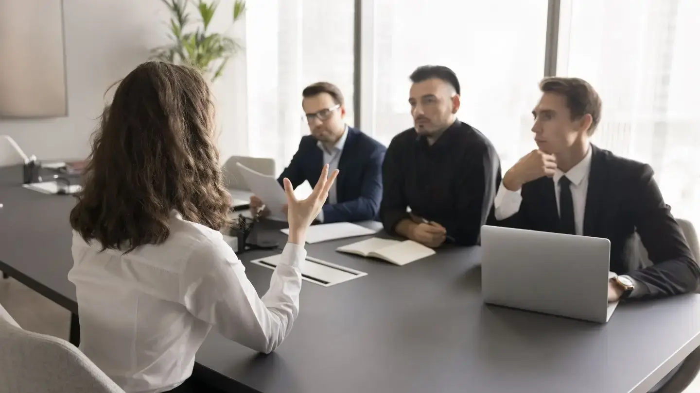 Reorganizar una empresa: riesgos y consecuencias. Personas conversando en una mesa