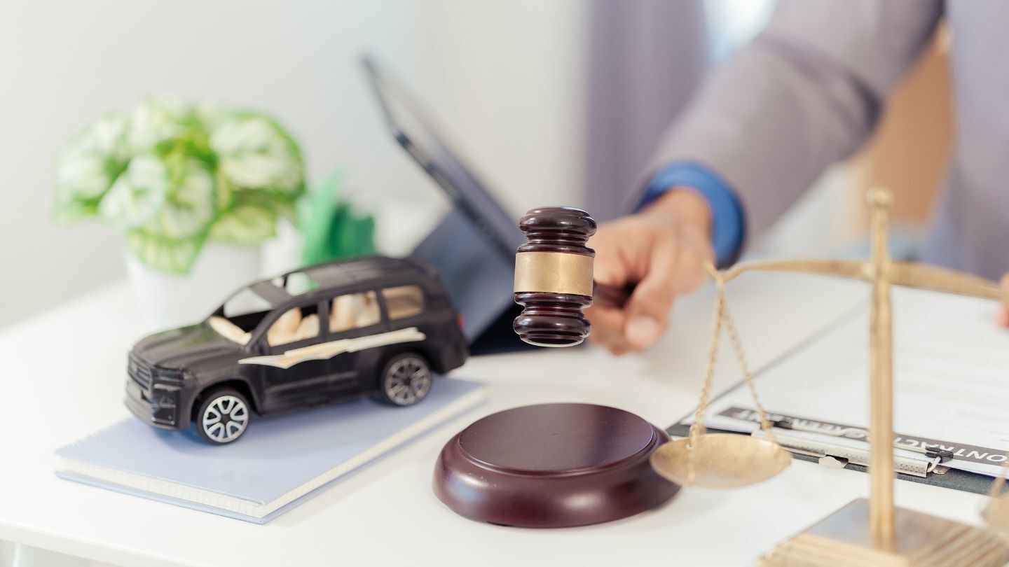 Tercería de posesión. Juez con su mazo y la figura de un auto