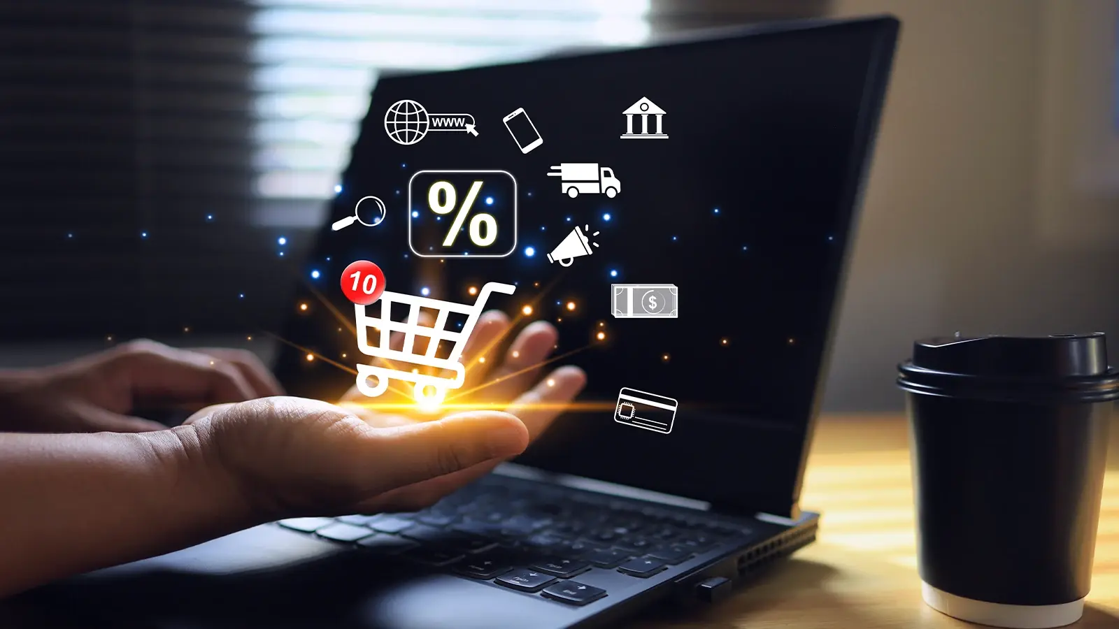 Black Sale Chile. Persona mirando un computador con ilustración de ofertas sobre su mano