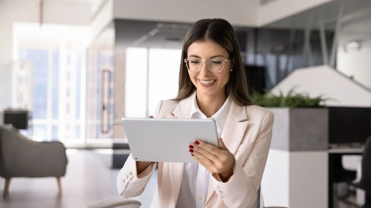 Cinco datos claves sobre DICOM. Mujer alegre viendo su tablet