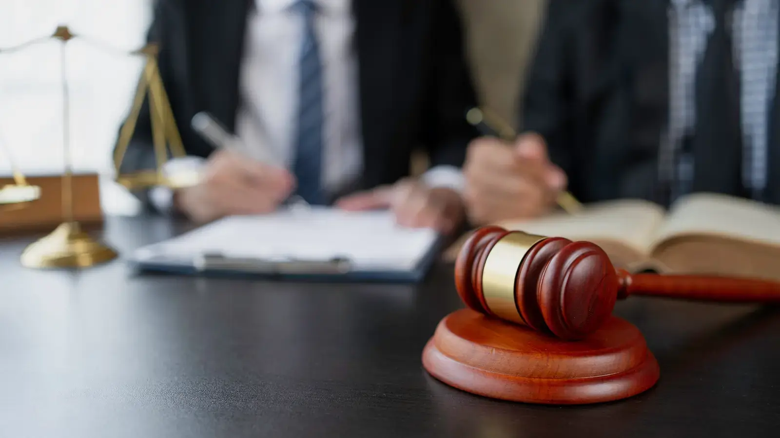 Cobranza judicial. Dos abogados frente a un juez