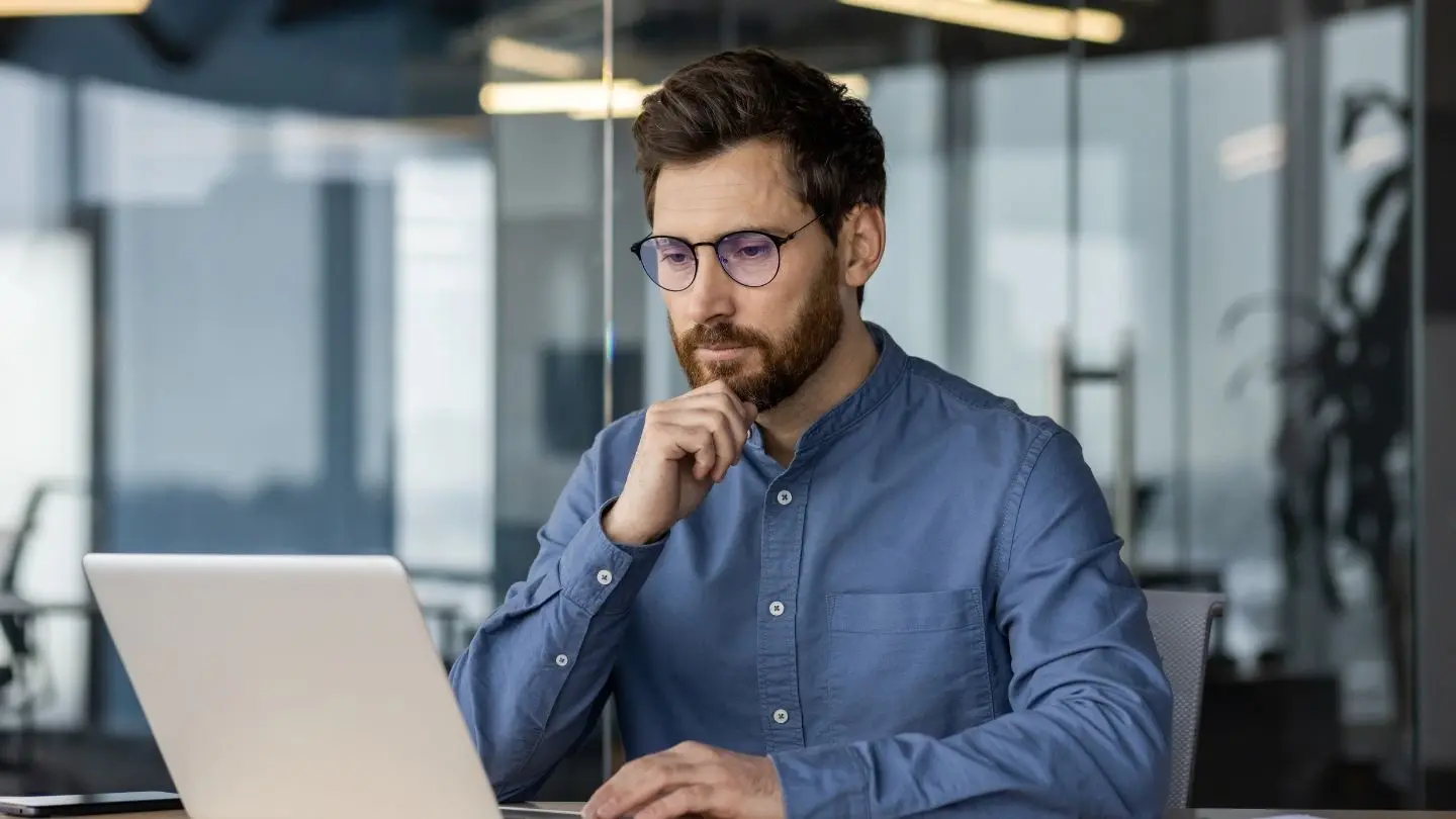 ¿Cómo saber si mi deuda prescribió? Hombre buscando información en su computador