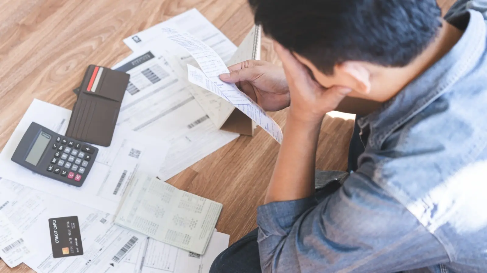 Cómo salir de DICOM. Hombre estresado calculando sus finanzas