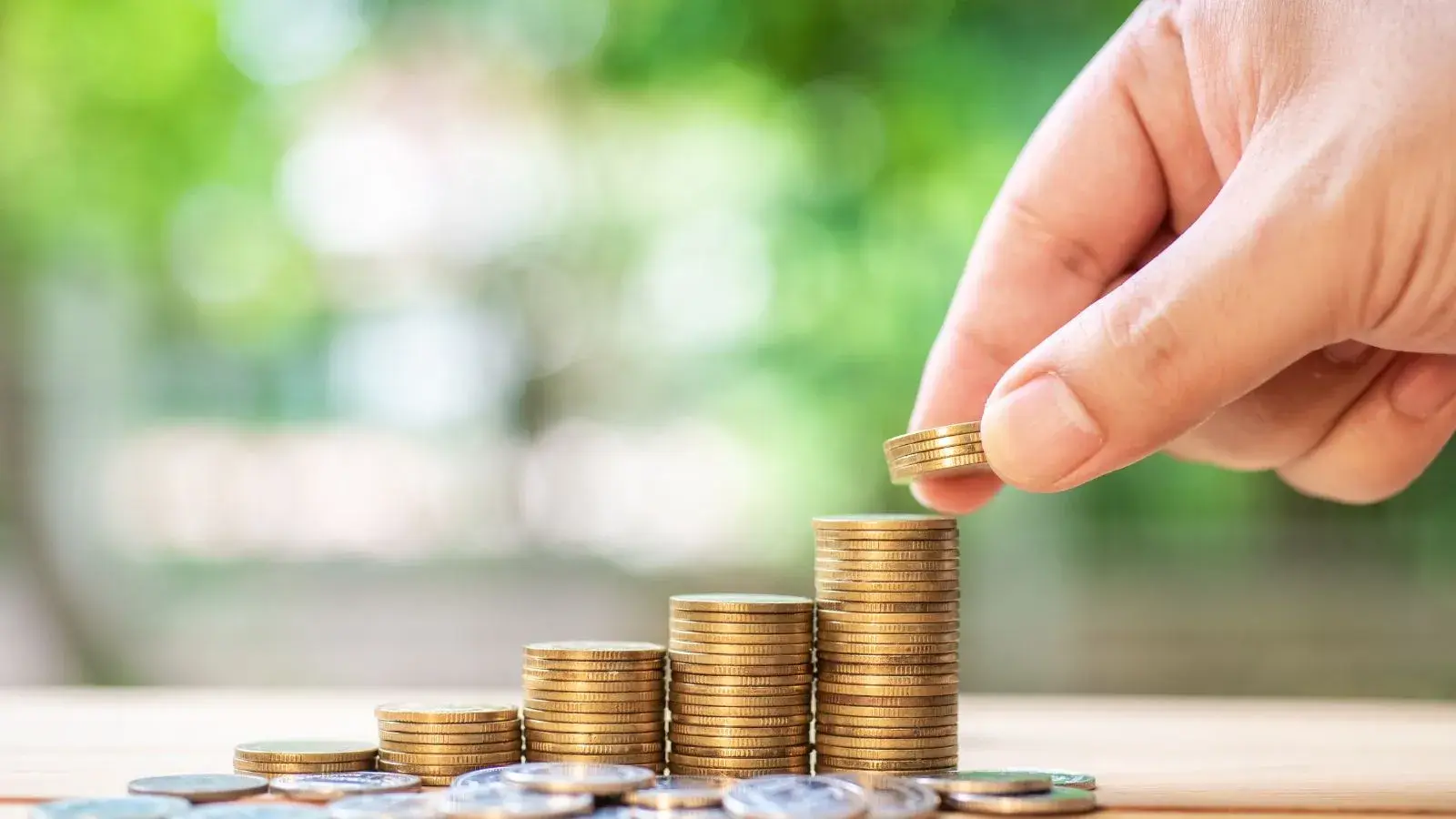 Mano de una persona tomando unas monedas