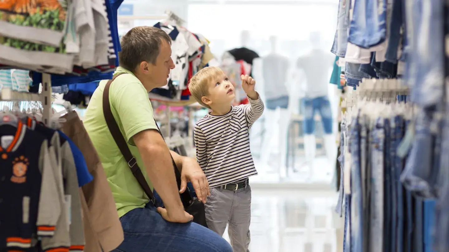 Endeudamiento en el Día del Niño. Niño pidiendo un regalo a su padre
