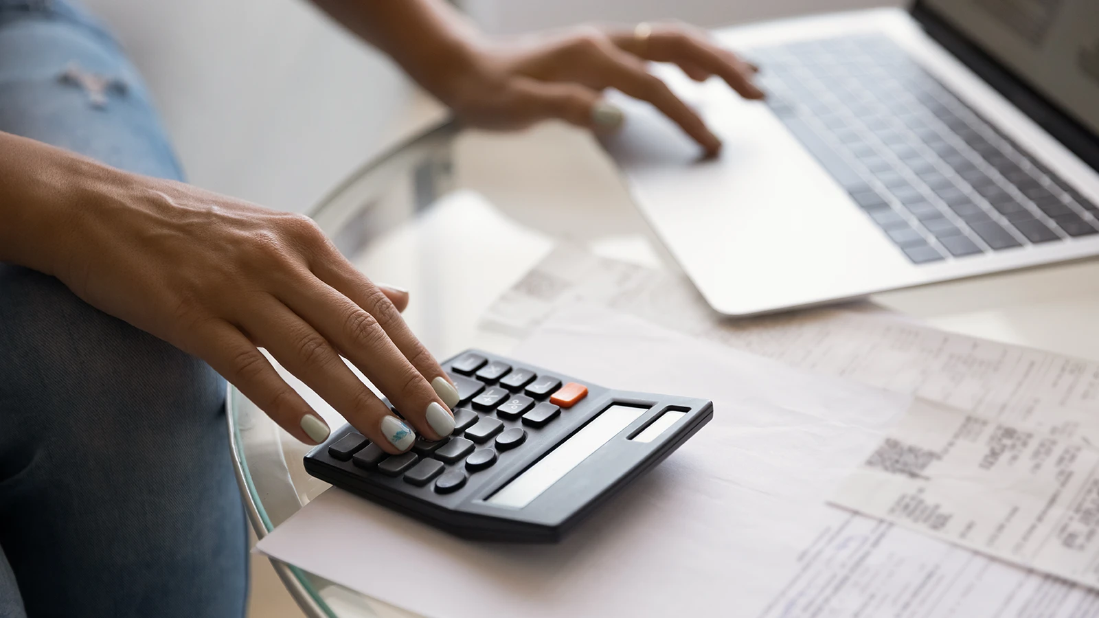 Operación Renta: Qué es y quiénes deben hacerla. Mujer haciendo cálculos