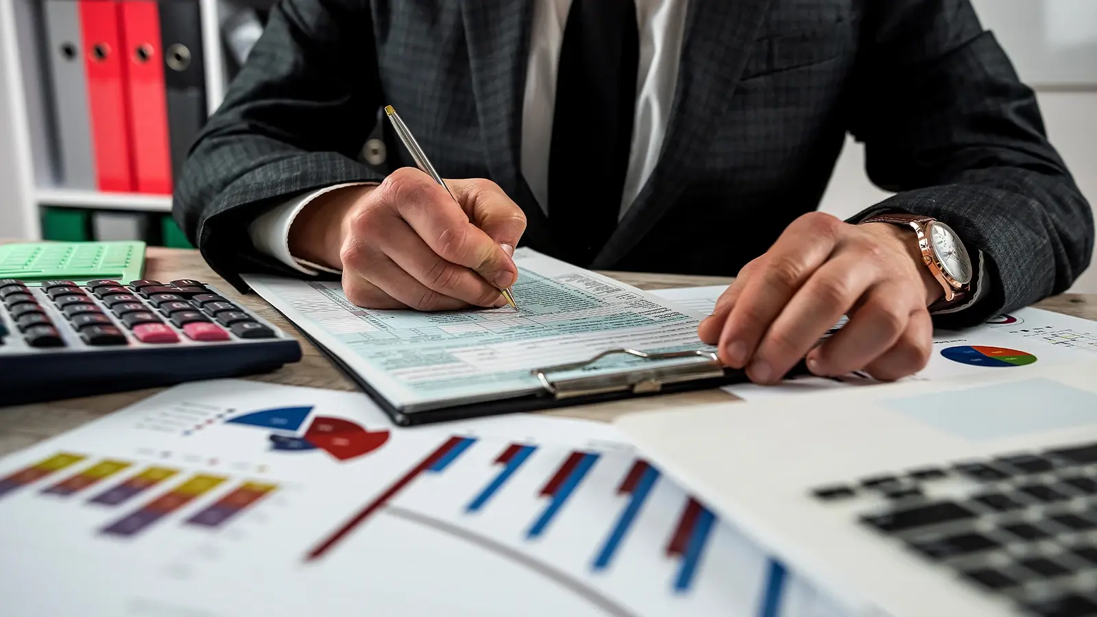 Operación renta. Empresario sacando cálculos