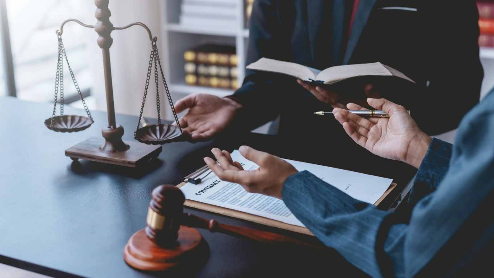 Cómo enfrentar un juicio ejecutivo con tu pyme. Un hombre y su abogado debatiendo