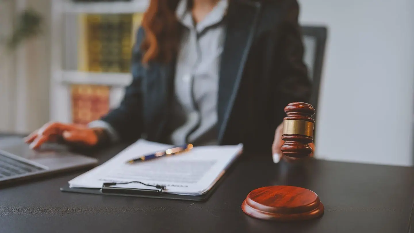 Juicio ejecutivo obligación de dar. Jueza con una libreta y un mazo