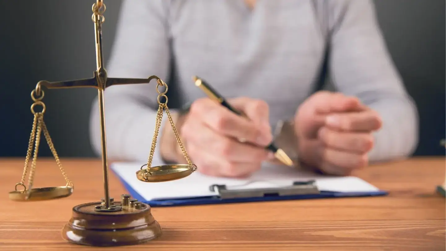 Mujer firmando un contrato