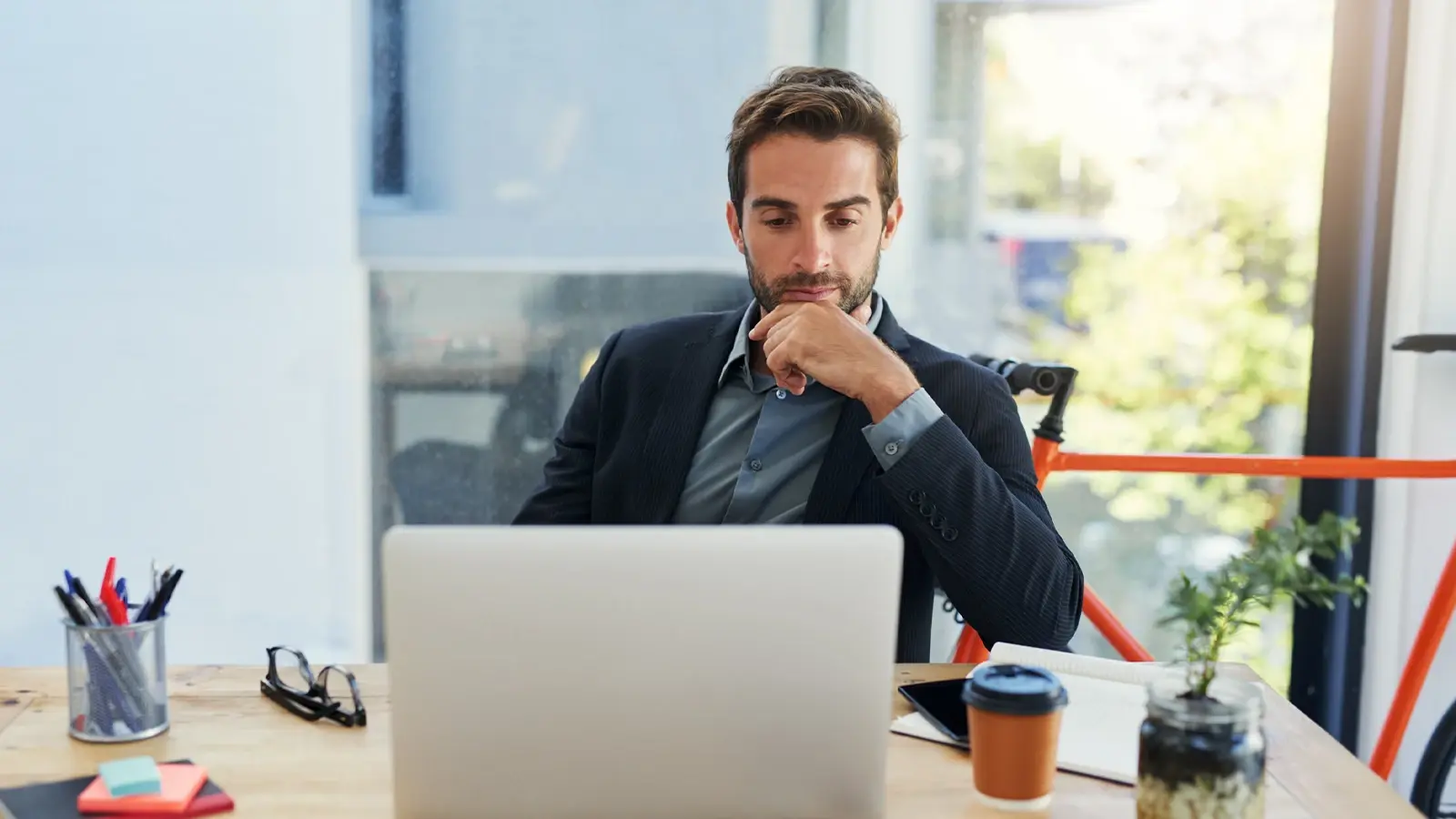 Qué es un aval y su diferencia del socio. Hombre pensando