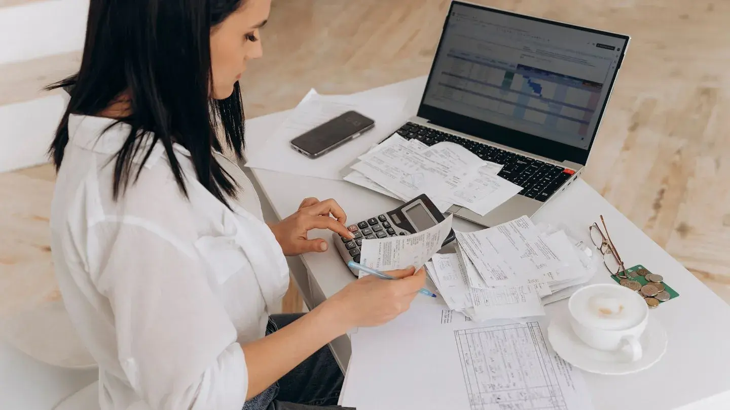 Mujer revisando documentos y pagarés firmados