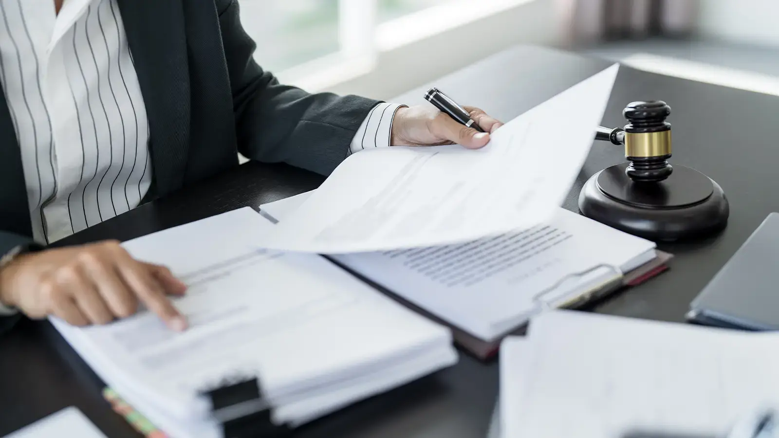 Título ejecutivo. Abogado revisando documentos