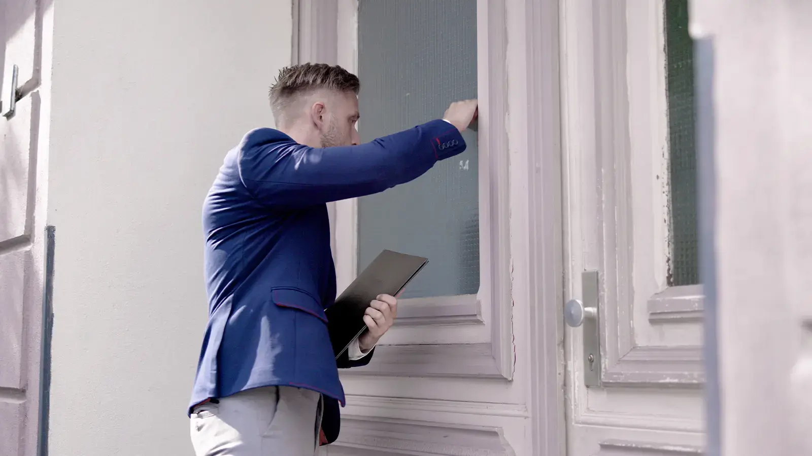 Qué hacer cuando llega un receptor judicial. Receptor judicial golpeando la puerta de una casa