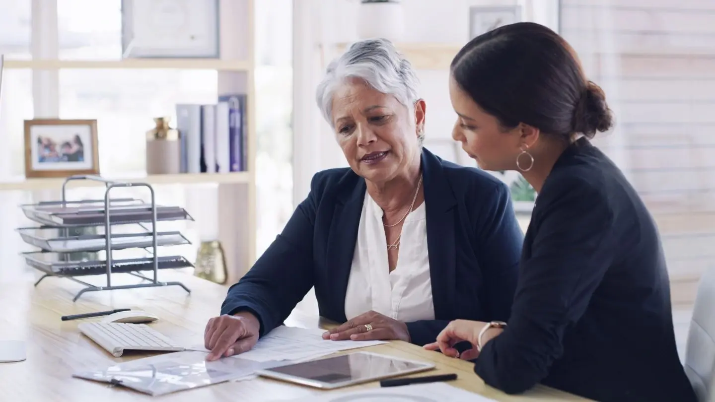 Ley 20.720. Una abogada explicando a su clienta un documento