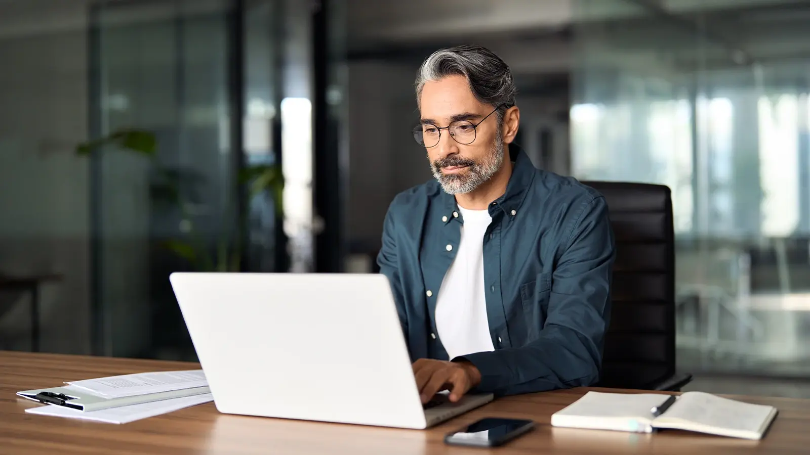 Nuevo Registro de Deuda Consolidada. Hombre concentrado viendo su computador