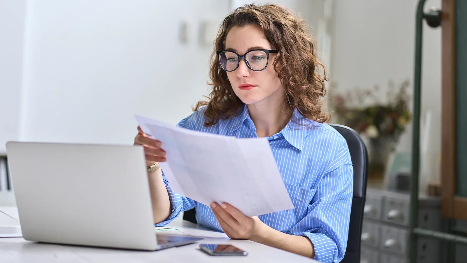 Renegociación administrativa. Mujer concentrada leyendo un documento