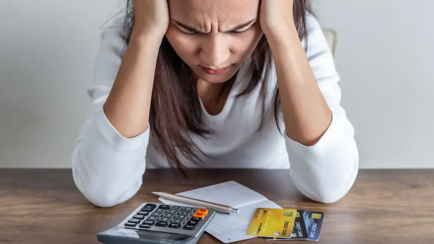 Resaca de marzo, mujer endeudada estresada