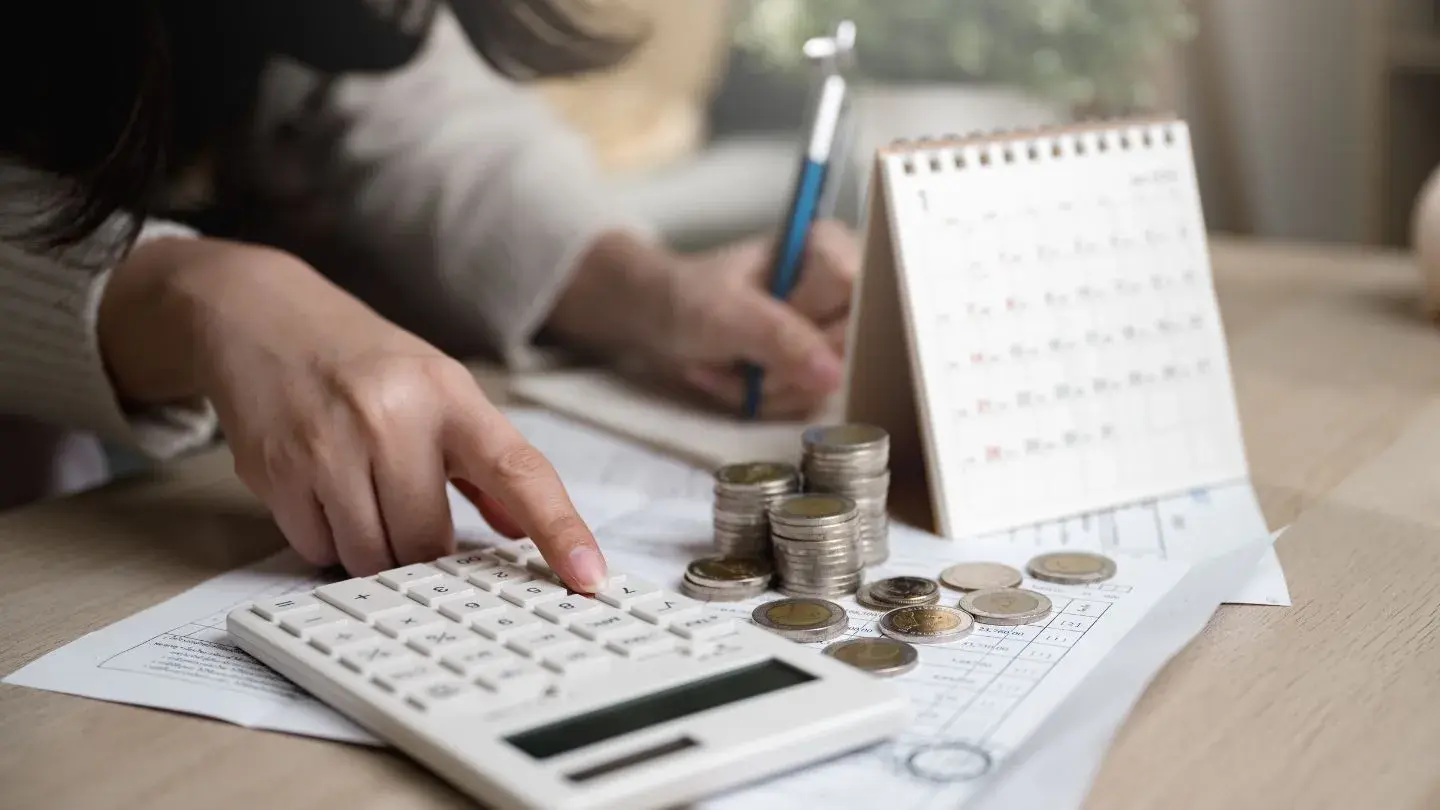 Problemas al enfrentar marzo. Mujer haciendo cálculos 